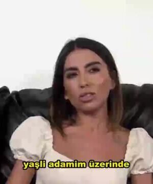 Türkçe Altyazılı porno. Türk Kızı Alara Amerikan casting ajansında ülkemizdeki porno sektörü hakkında bilgi vererek sikilmeye başlıyor!