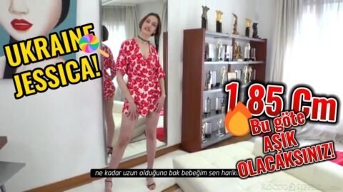 Ukraynalı Jessika Altyazili.org türkçe altyazılı porno sitesi sayesinde Rocco Siffredi ile tanışıp onunla altyazılı porno çekme fırsatı yakaladı. rocco kızı gördüğü anda kafayı yedi. Çünkü Jessika uzun boylu dolgun götlü ve at gibi bir kızdı